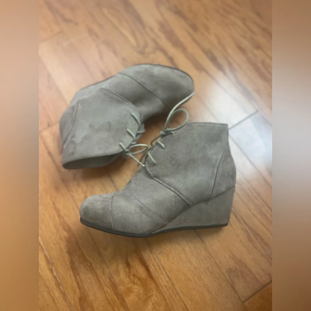 Unbranded lace up